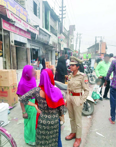 एंटीरोमियो टीमों ने महिला सुरक्षा सम्बन्धी हेल्पलाइन नम्बरों के बारे में किया जागरूक