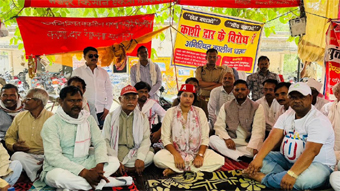 पिंडरा तहसील पर दो महीने से धरनारत किसानों की बीच पहुँची इंडिया गठबंधन की प्रत्याशी प्रिया सरोज