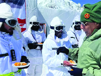 राजनाथ ने सियाचिन में की सैन्य तैयारियों की समीक्षा