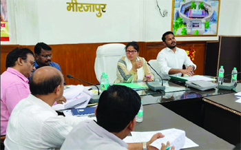 संचारी रोग के तहत चलाये जा रहे विभिन्न गतिविधियों के बारे में जिलाधिकारी ने ली जानकारी