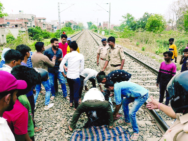 रेलवे ट्रैक पर युवक ने की आत्महत्या