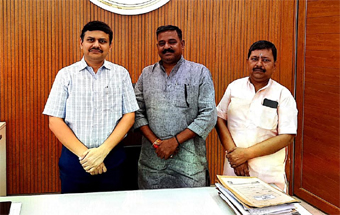 विश्वनाथ धाम मे पर्ची शुल्क हटाने के लेकर मंडलायुक्त से मिले सपाई