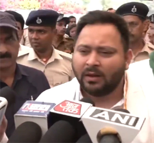 घोषणा पत्र में महंगाई, बेरोजगारी और गरीबी को हटाने का ज़िक्र नहीं…. BJP Manifesto पर Tejashwi Yadav ने दी प्रतिक्रिया घोषणा पत्र में महंगाई, बेरोजगारी और गरीबी को हटाने का ज़िक्र नहीं…. BJP Manifesto पर Tejashwi Yadav ने दी प्रतिक्रिया