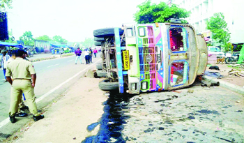 हरदोई : सड़क किनारे सो रहे लोगों पर पलटा ट्रक, आठ की गयी जान