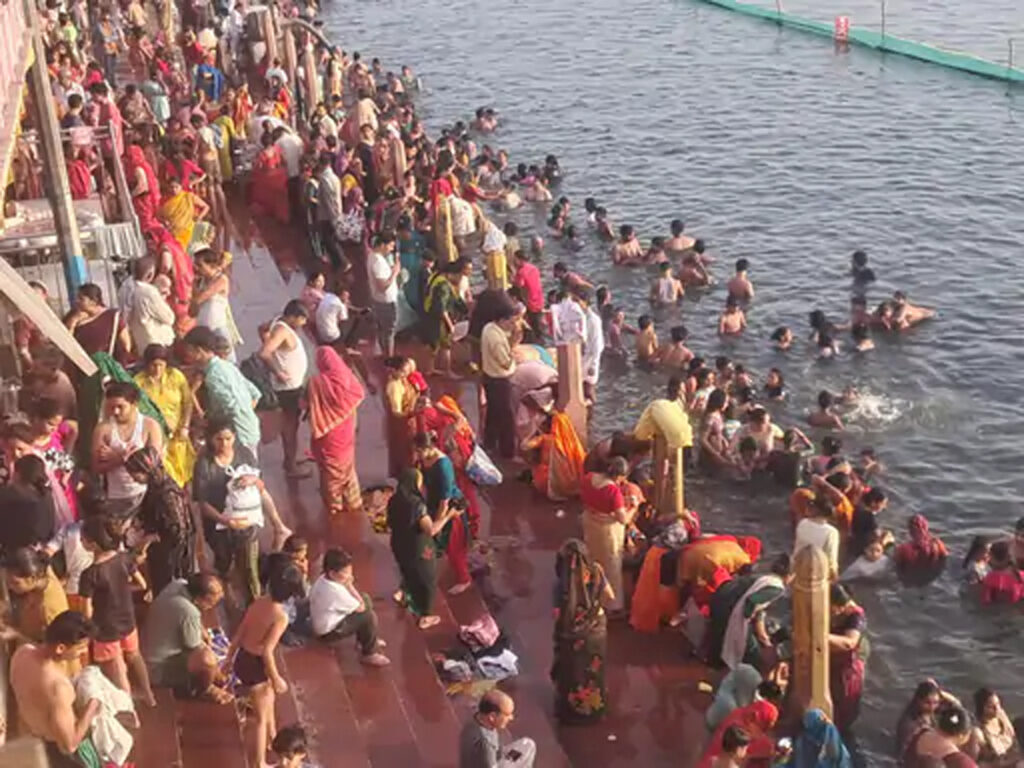 गंगा दशहरा पर काशी में श्रद्धालुओं ने लगाई आस्था की डुबकी, हर हर महादेव व जय गंगा मैया से गुलजार हुए घाट