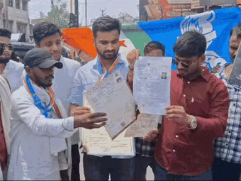 बीच चौराहे जला दी हाईस्कूल-इंटर-ग्रेजुएशन की मार्कशीट