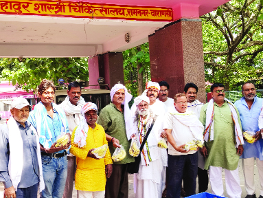 राहुल गांधी के जन्मदिन पर किया गया फल वितरण