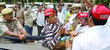 वाराणसी में नीट परीक्षा धांधली पर विपक्ष हमलावर