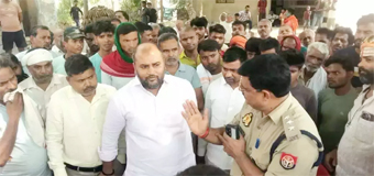 बेनीपुर में घायल बुजुर्ग की मौत के बाद परिजनों ने शव रख किया विरोध प्रदर्शन