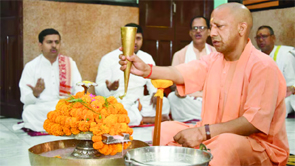 गुरु पूर्णिमा पर मुख्यमंत्री योगी ने किया रुद्राभिषेक