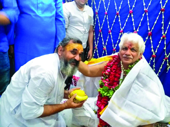 मठ,मंदिर-आश्रमों मे देर रात से जुटे भक्त  गुरुपूर्णिमा पर शिष्यों ने किया चरणवंदन